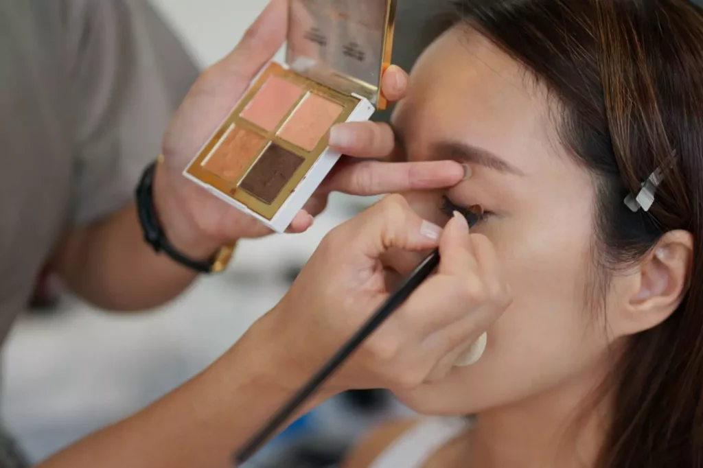 Make-up artist şi coafeză/frizer